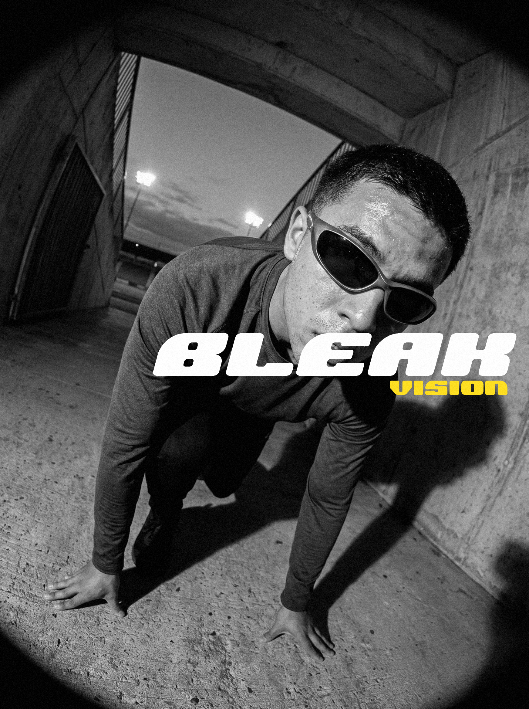 Key visual Bleak Vision, noir et blanc, fisheye dans un tunnel de stade