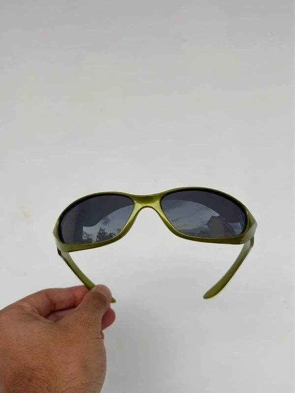 Photo source, lunettes vertes, face